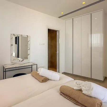 Aqua Beachfront - 1 Villa *