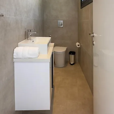 Aqua Beachfront - 1 Villa *