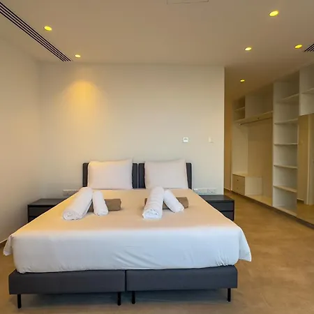 Aqua Beachfront - 1 Villa *