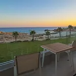 Aqua Beachfront - 1 Villa *