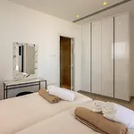 Aqua Beachfront - 1 Villa *
