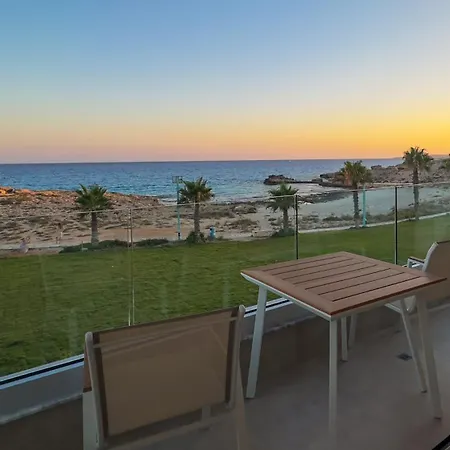 Aqua Beachfront - 1 Villa *