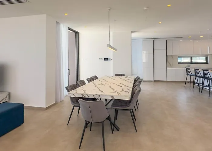 Aqua Beachfront - 1 Villa *