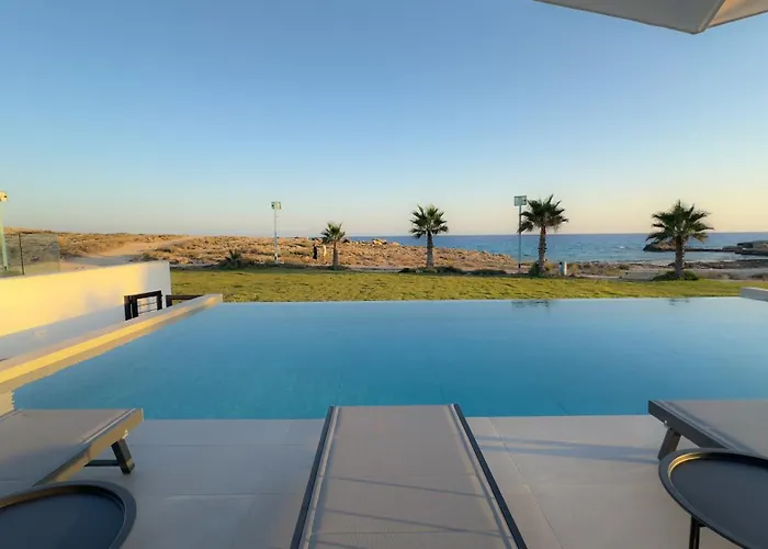 Aqua Beachfront - 1 Villa *