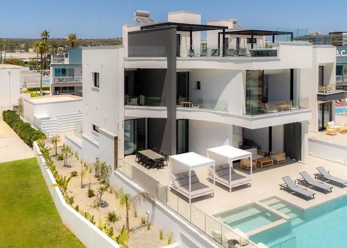 Aqua Beachfront - 1 Villa *