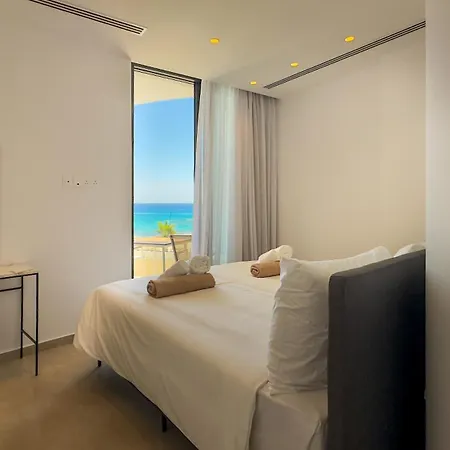 Aqua Beachfront - 1 * アヤナパ