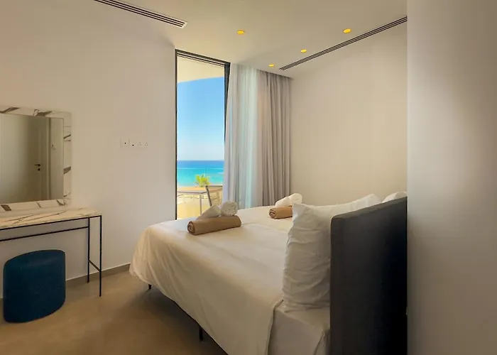 Aqua Beachfront - 1 * アヤナパ